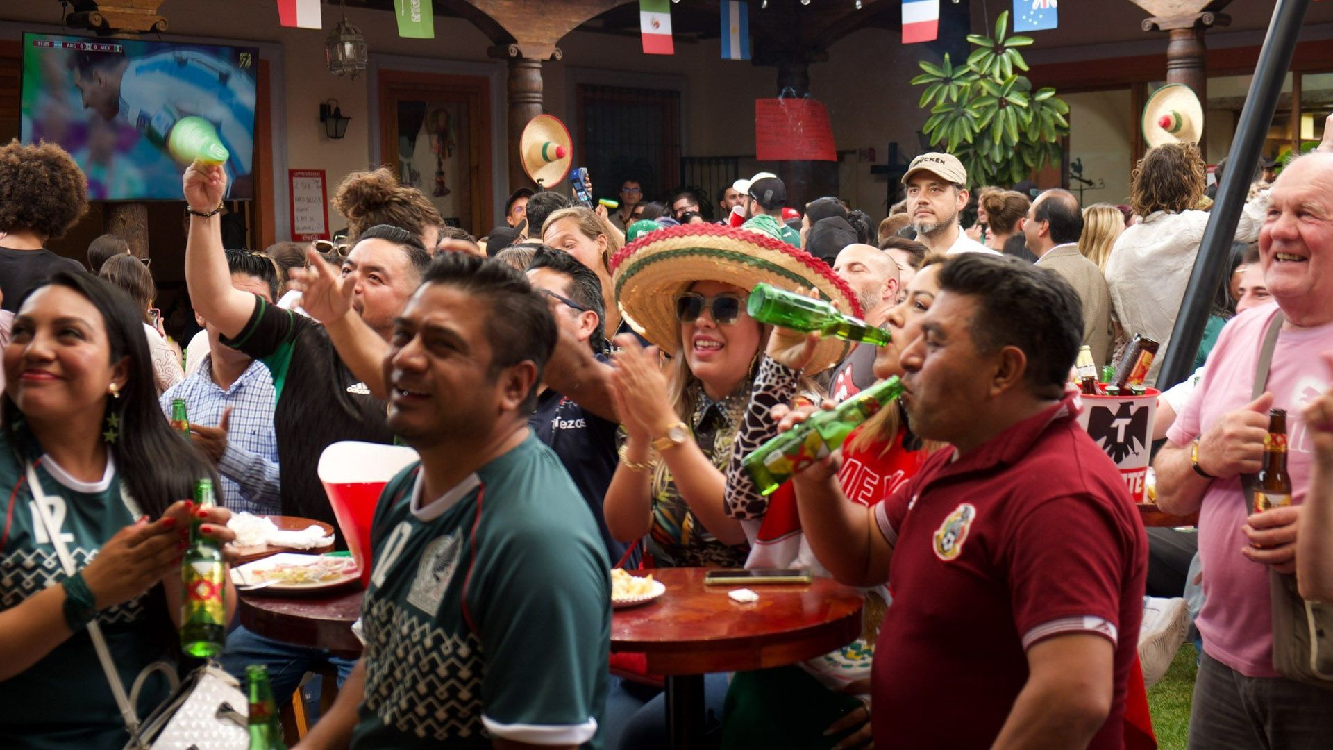 Aficionados observan partido de la Seleción Mexicana en un restaurante.